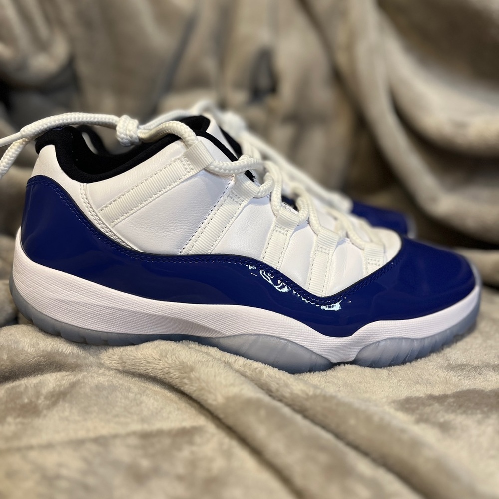 Air Jordan 11 retro low. Blue.